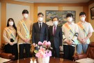 학생 자치기구 임원진들, 스승의 날 기념 꽃 증정식